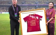 沙巴体育官方网站-女足热身赛前，中国女足为前国脚古雅沙举行退役仪式
