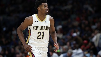 沙巴体育官网-上头了！锡安强攻出手 球还在篮筐上方时米西补篮被吹进攻干扰球